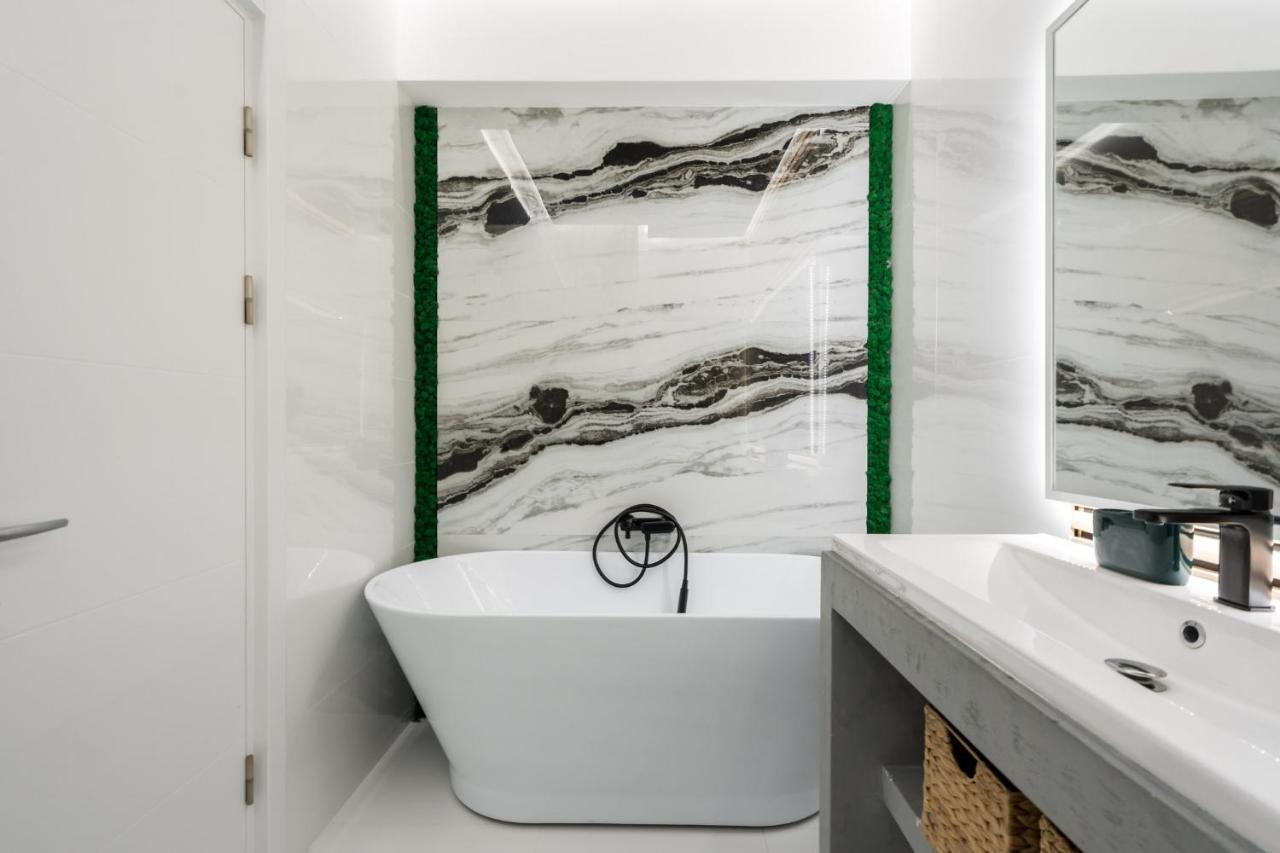 Jungle Escape - Luxe 1-Br Haven In Bucharest Appartement Buitenkant foto