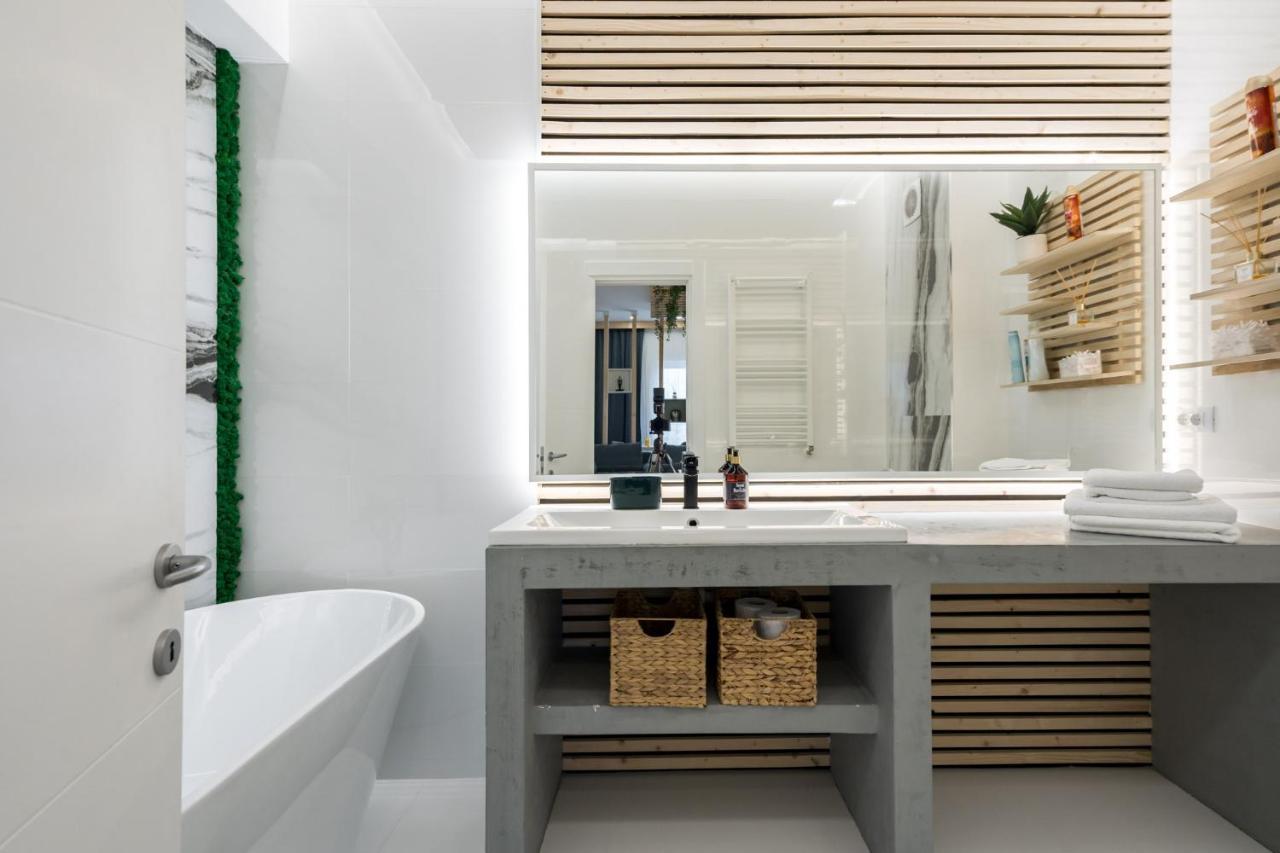 Jungle Escape - Luxe 1-Br Haven In Bucharest Appartement Buitenkant foto