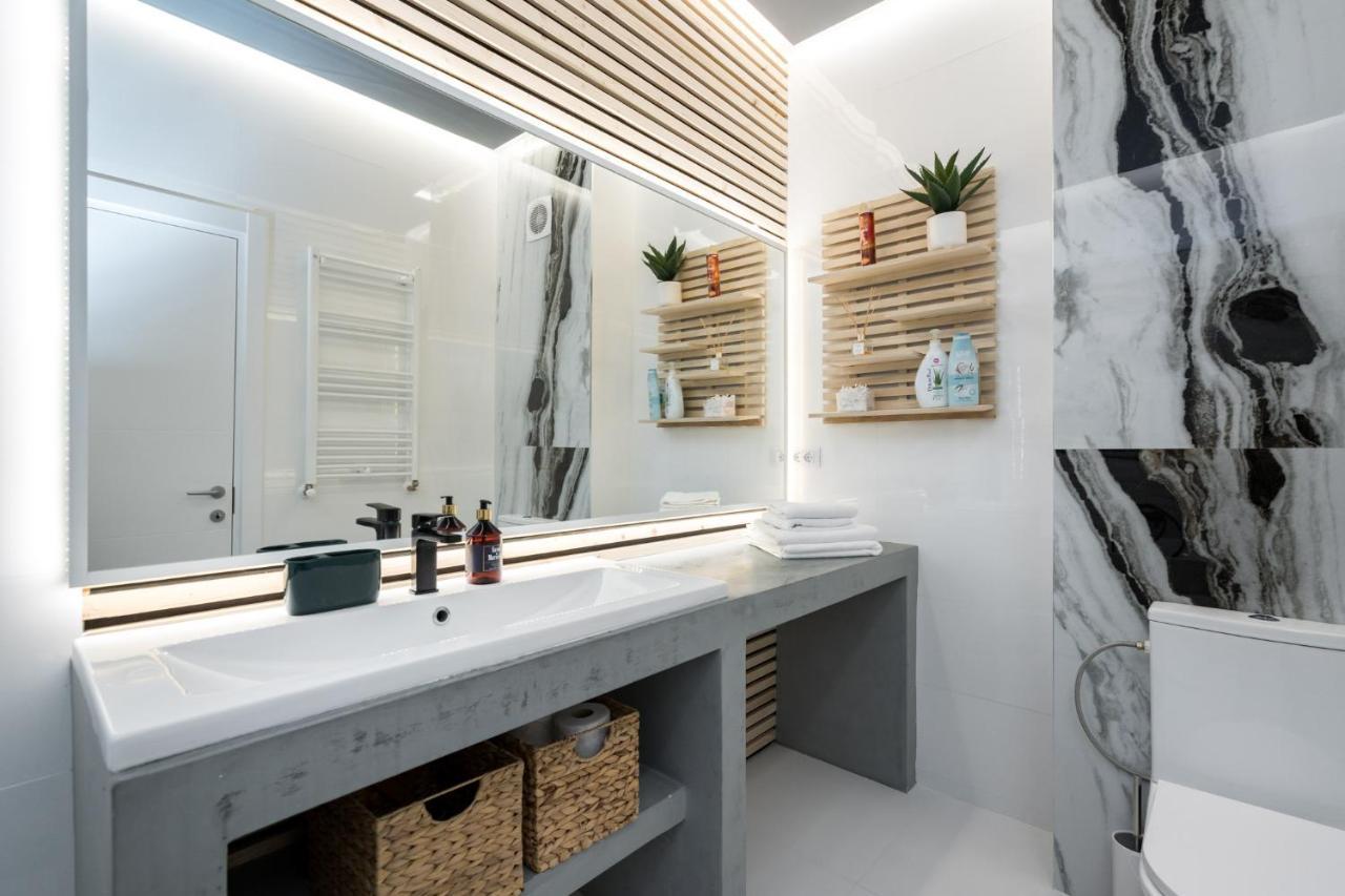 Jungle Escape - Luxe 1-Br Haven In Bucharest Appartement Buitenkant foto